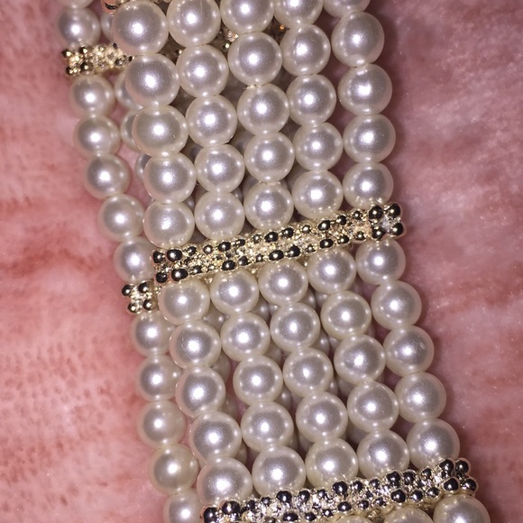 Pearl bracelet with silver detail between sections - Picture 2 of 3